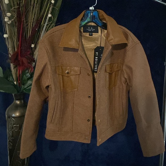 Heavy duty and classy camel jacket. Dress up or dress down jacket. Be chic! - Picture 5 of 7